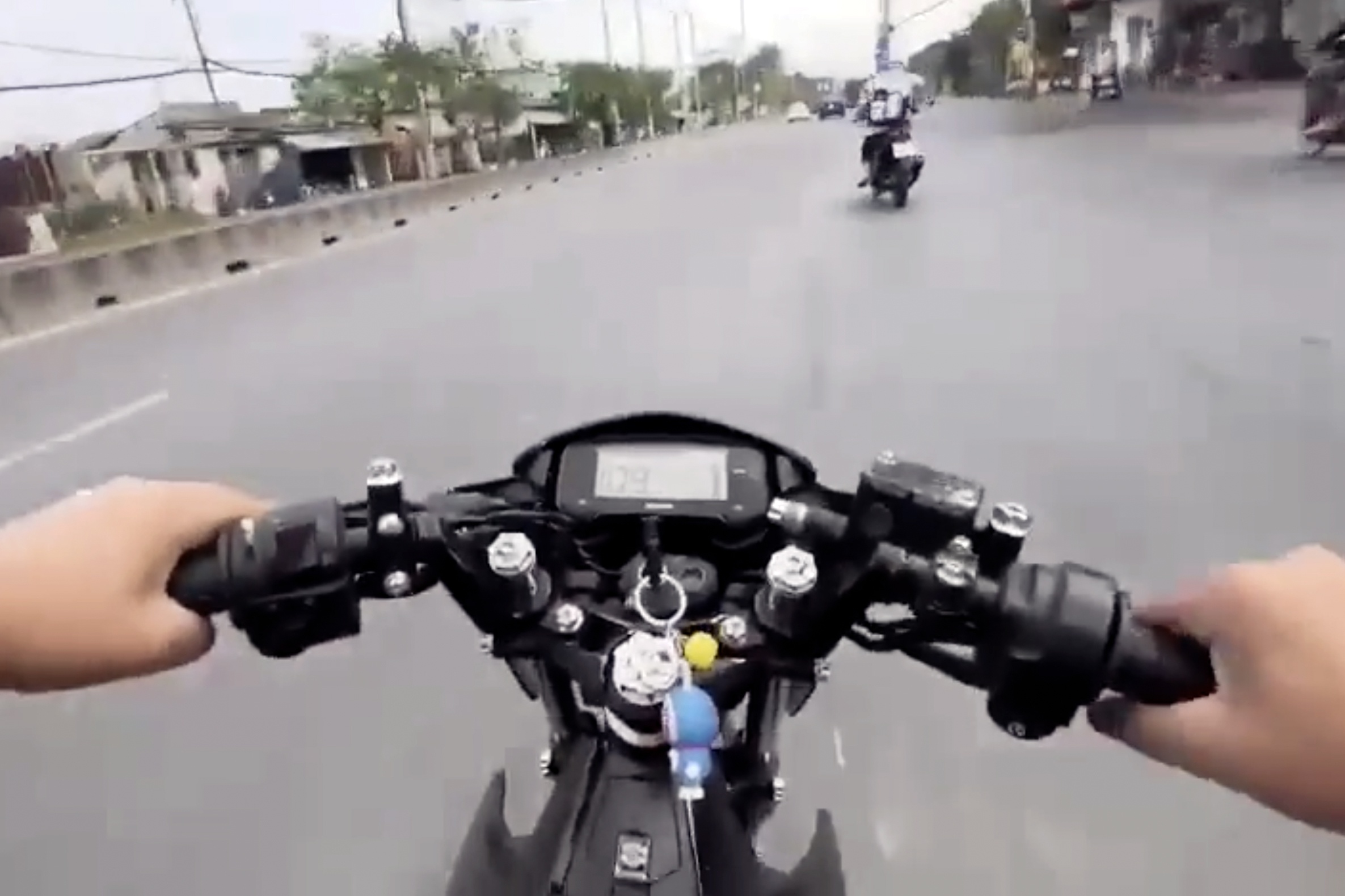 Hai thanh nien chay xe may 109 km/h de tron canh sat hinh anh