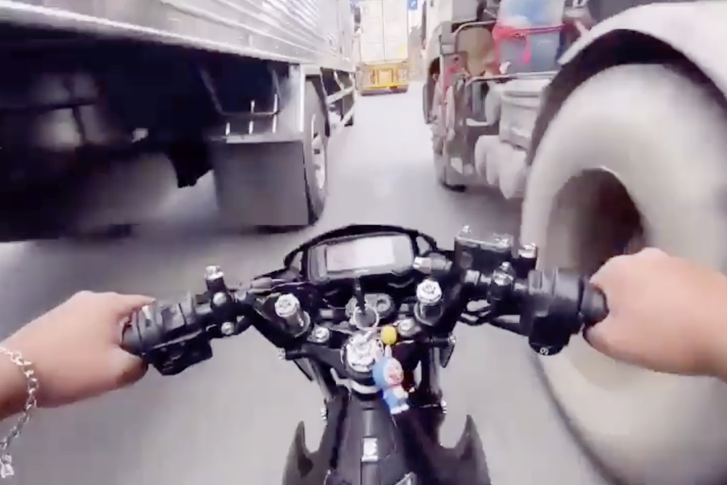 Bi CSGT truy duoi, hai thanh nien chay xe may 109 km/h de bo tron hinh anh