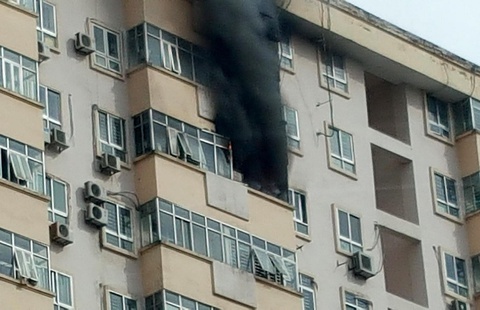 Cuu 6 nguoi thoat khoi chung cu boc chay o TP.HCM hinh anh