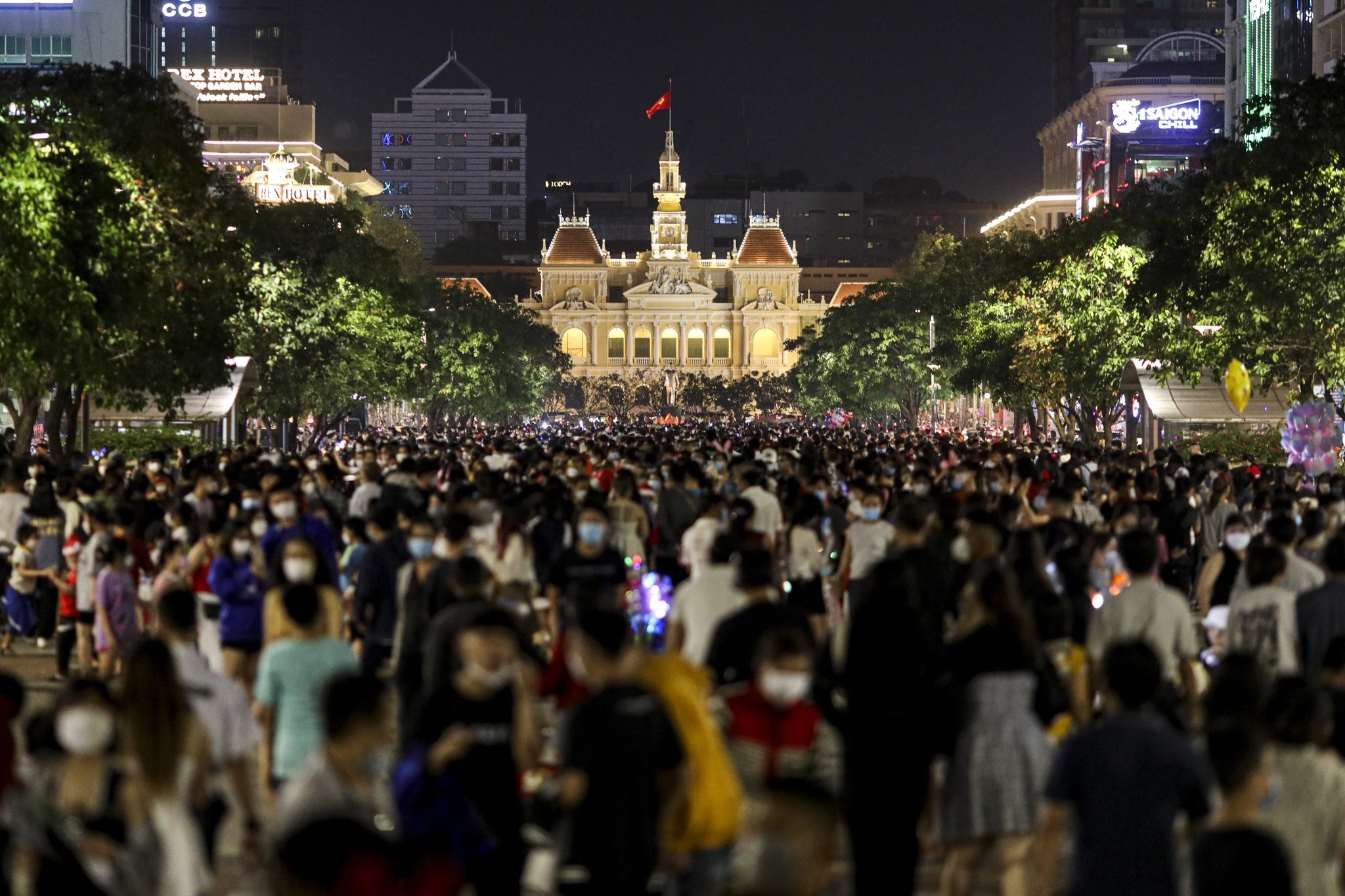 Pho di bo Nguyen Hue kin nguoi dem Noel hinh anh