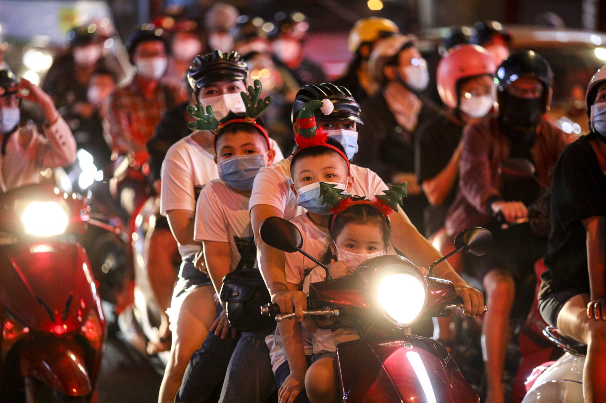 Trung tam TP.HCM ket xe den khuya trong dem Noel hinh anh