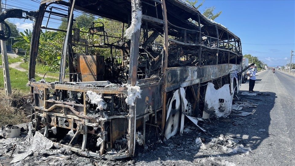 Xe khach giuong nam chay xuyen dem chay rui, 30 nguoi kip thoat than hinh anh