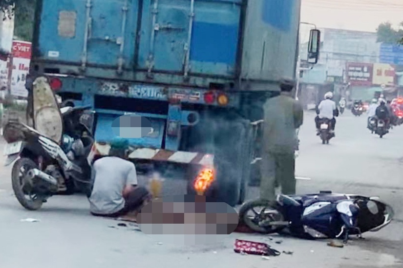 Nguoi phu nu bi xe container can tu vong tren duong di lam hinh anh