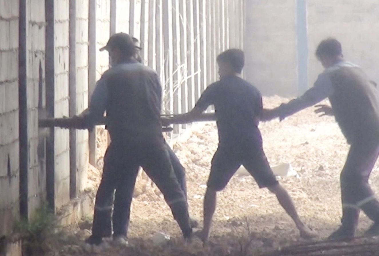 Cong ty boc chay, cong nhan duc tuong dua xe may ra ngoai hinh anh