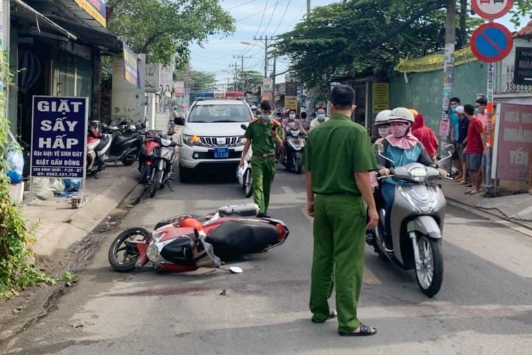 Mot nguoi thiet mang khi lao xe len le duong o TP.HCM hinh anh