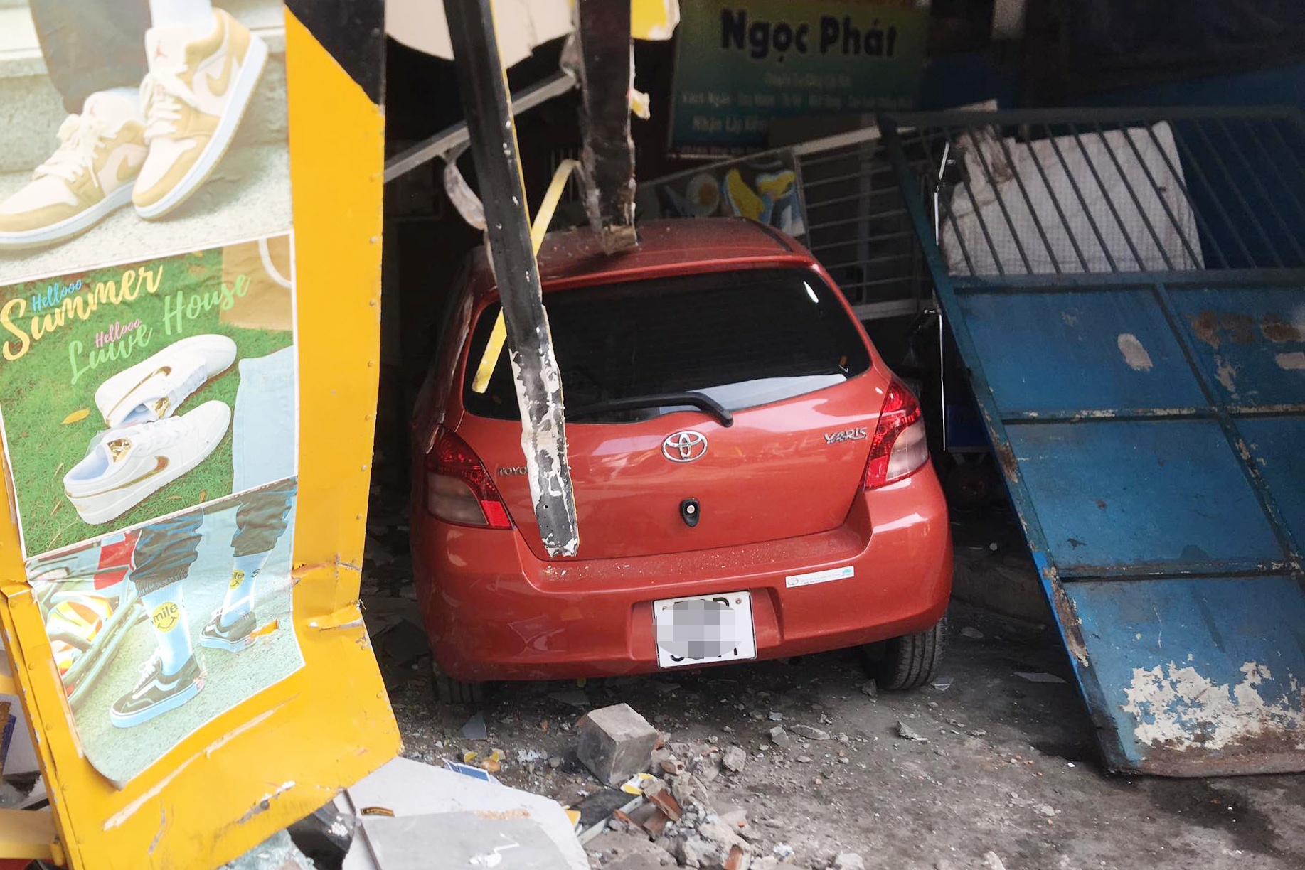 Oto tong sap cua nha dan o TP.HCM hinh anh