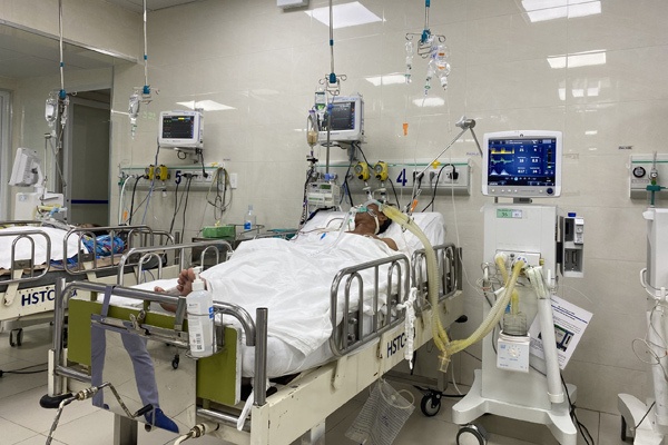 Hai nguoi tu vong sau khi uong ruou o Long An hinh anh