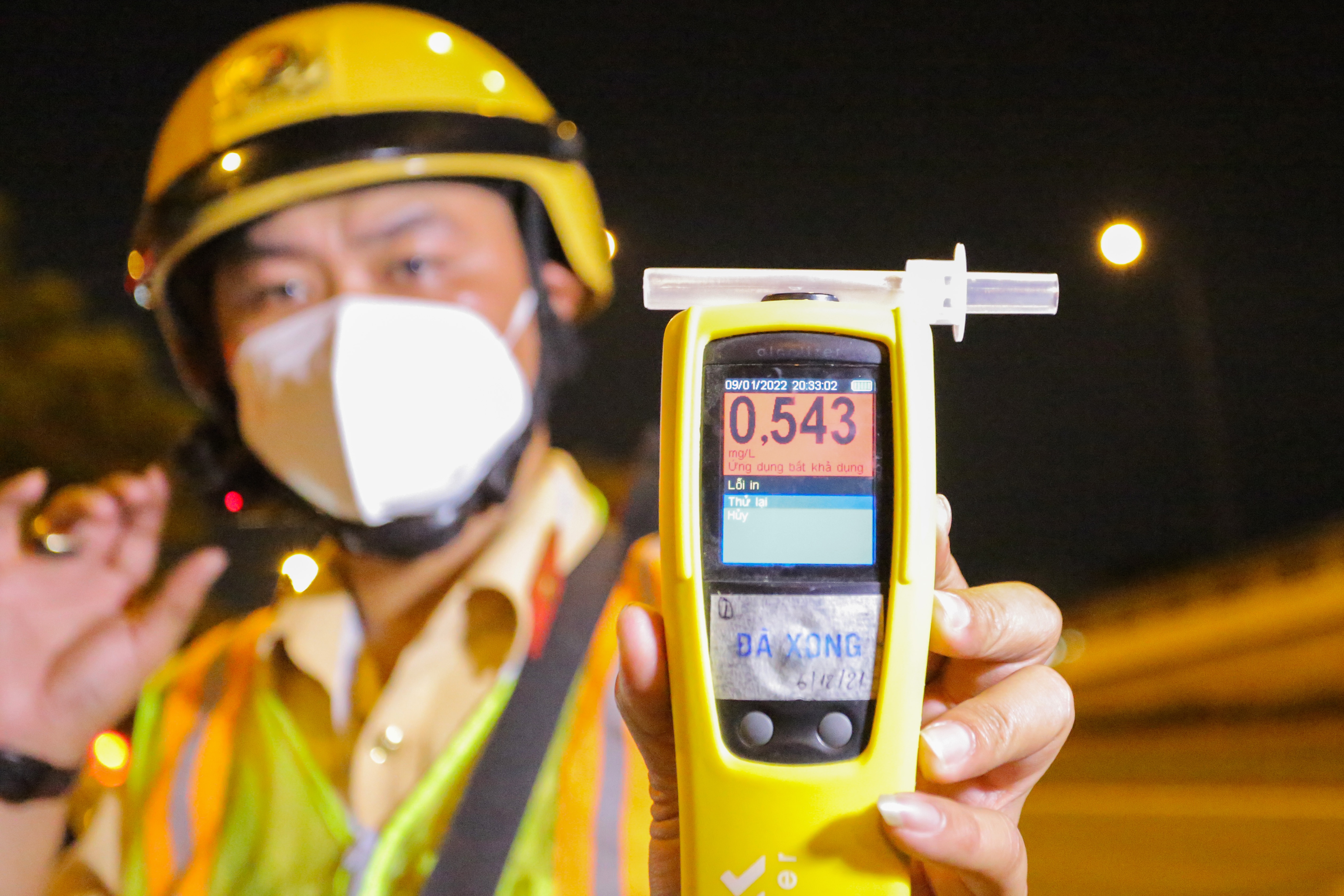 CSGT kiem tra nong do con anh 4