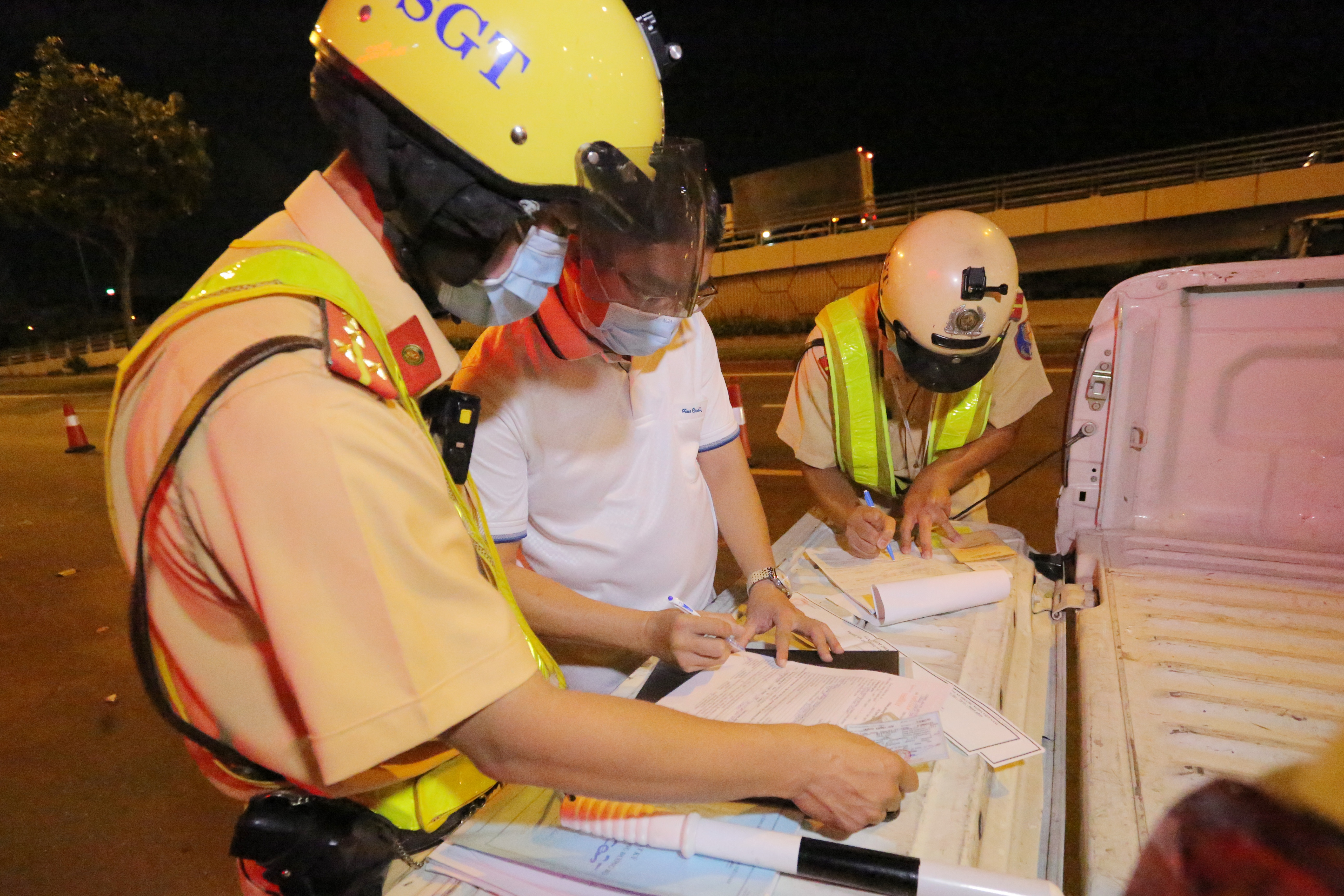 CSGT kiem tra nong do con anh 6