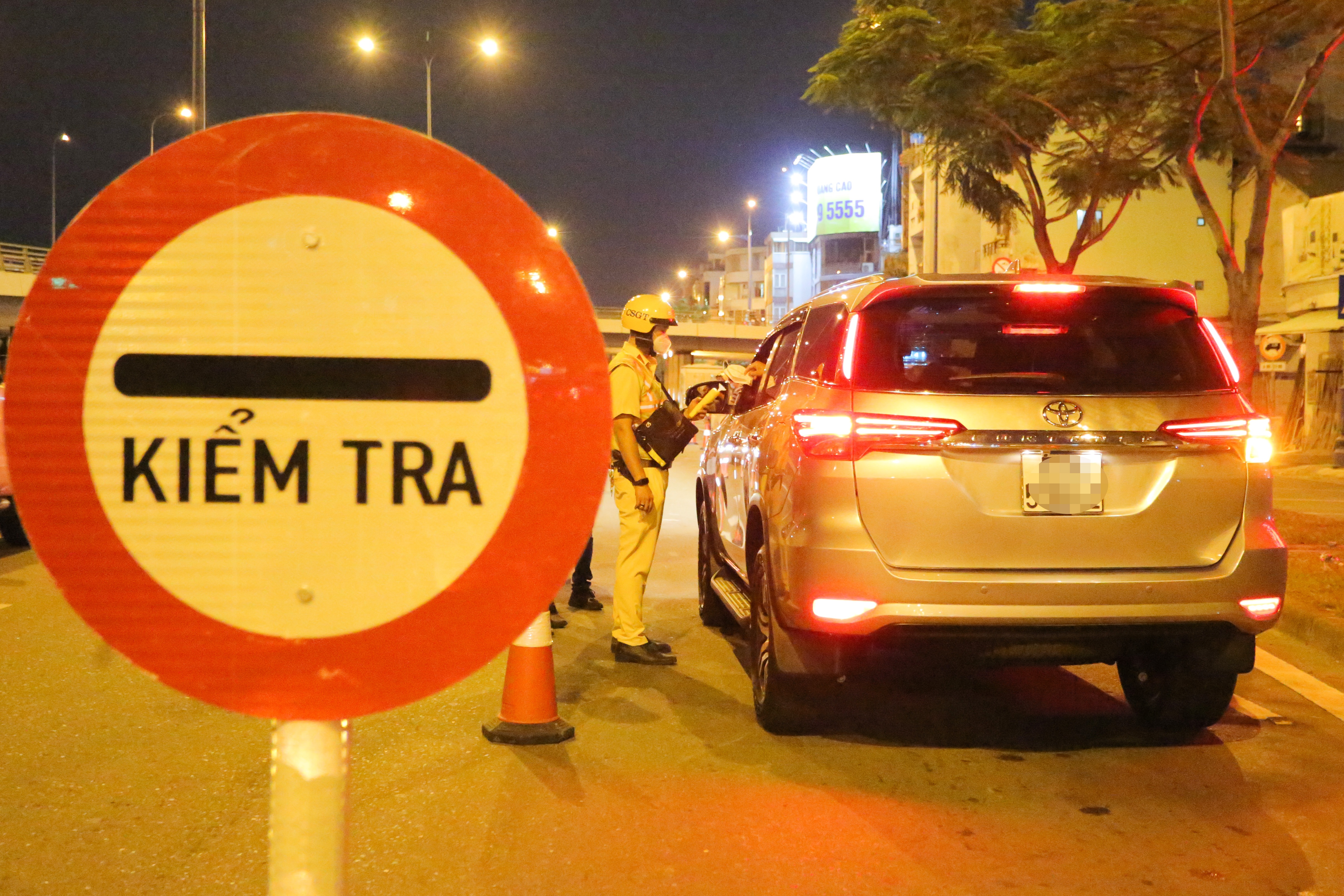 CSGT kiem tra nong do con anh 8