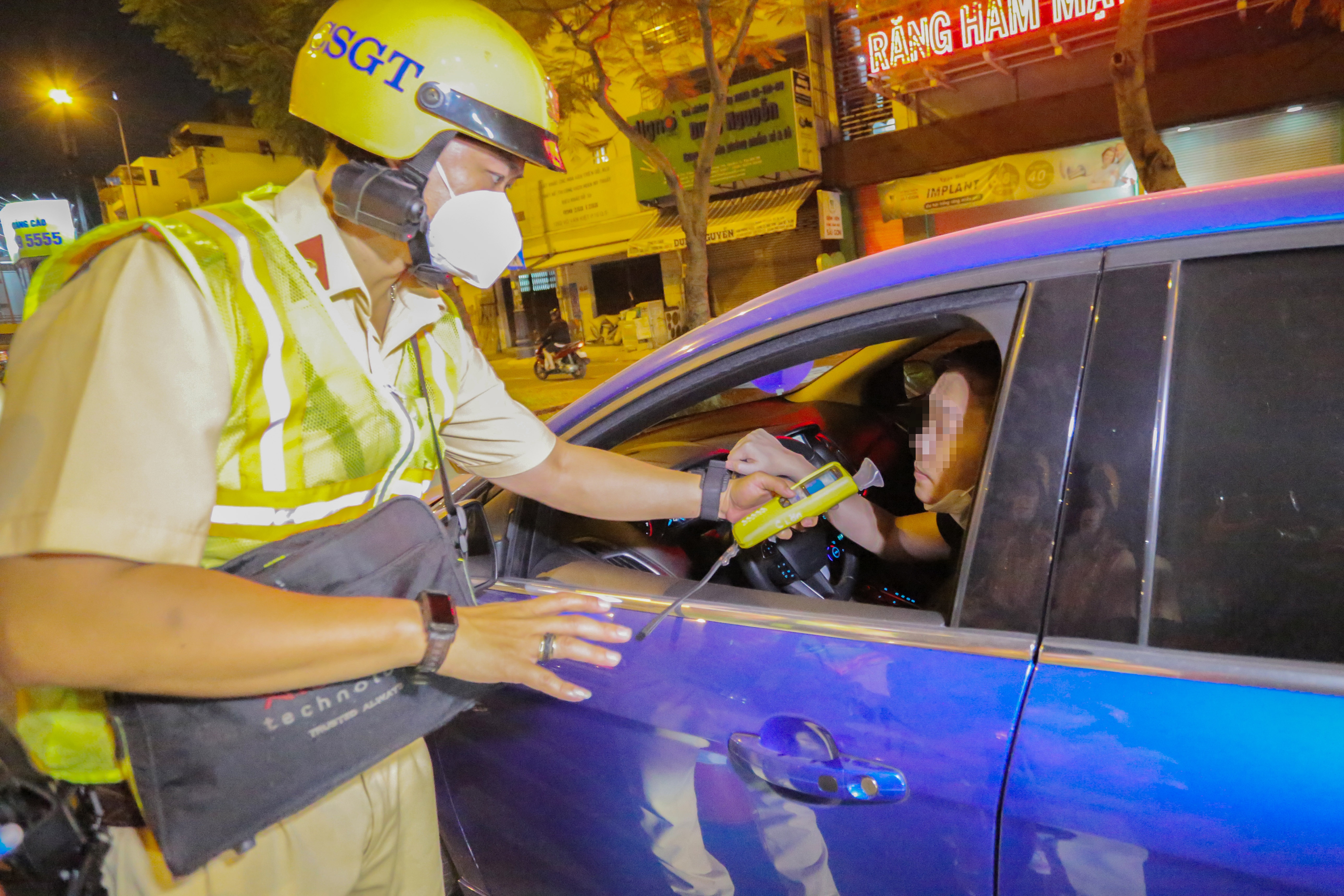 CSGT kiem tra nong do con anh 2