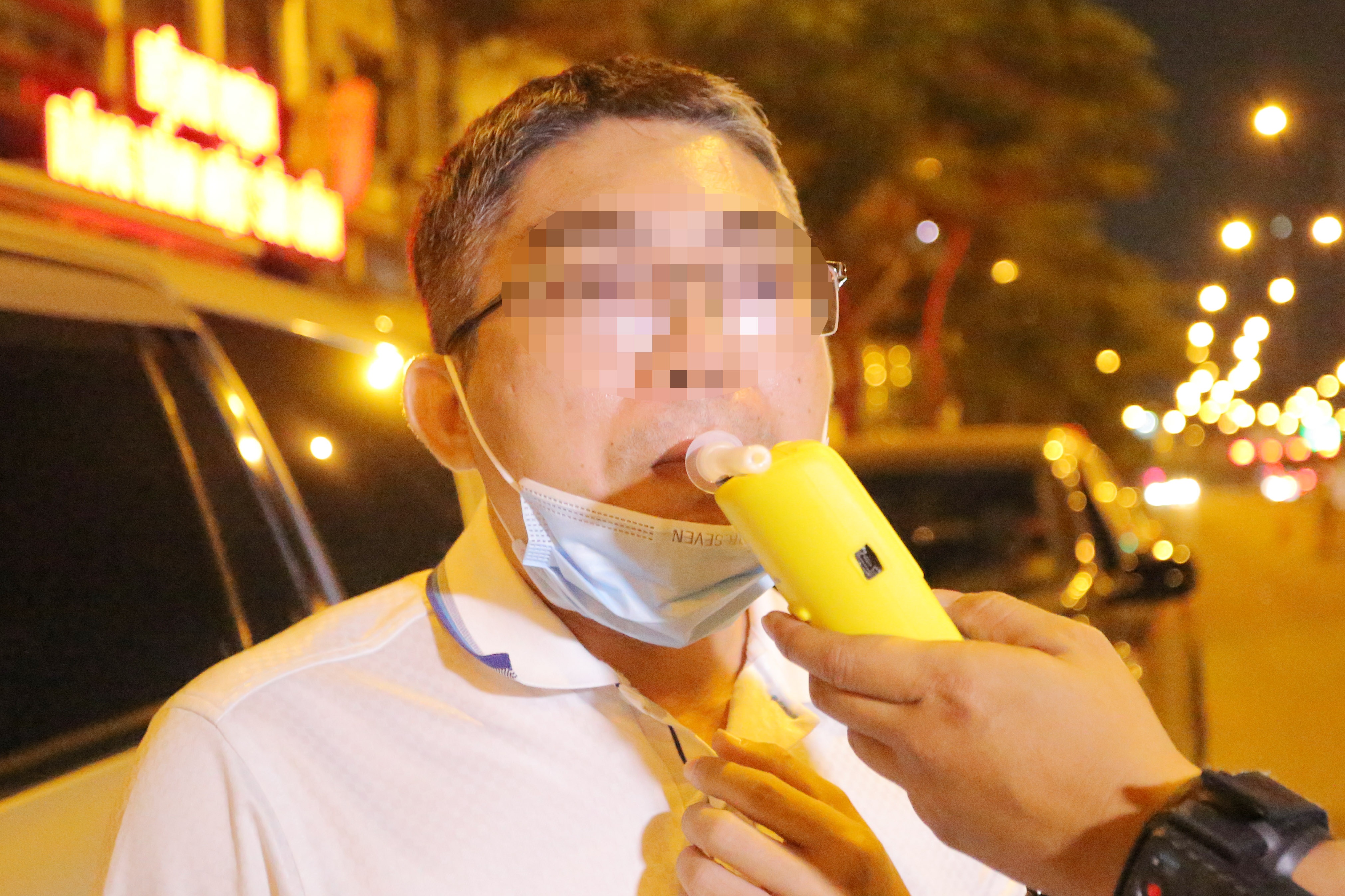 Tai xe goi dien nho can thiep khi bi CSGT TP.HCM xu phat hinh anh