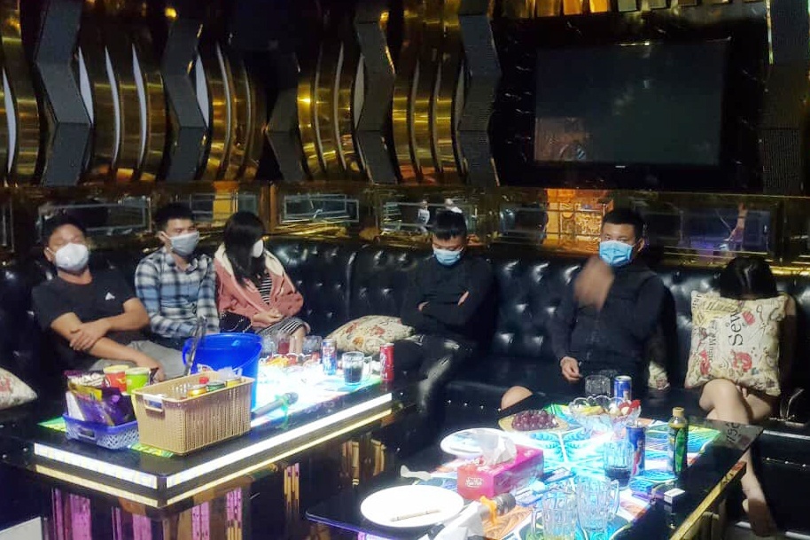 21 nguoi phe ma tuy trong quan karaoke o Tay Ninh hinh anh