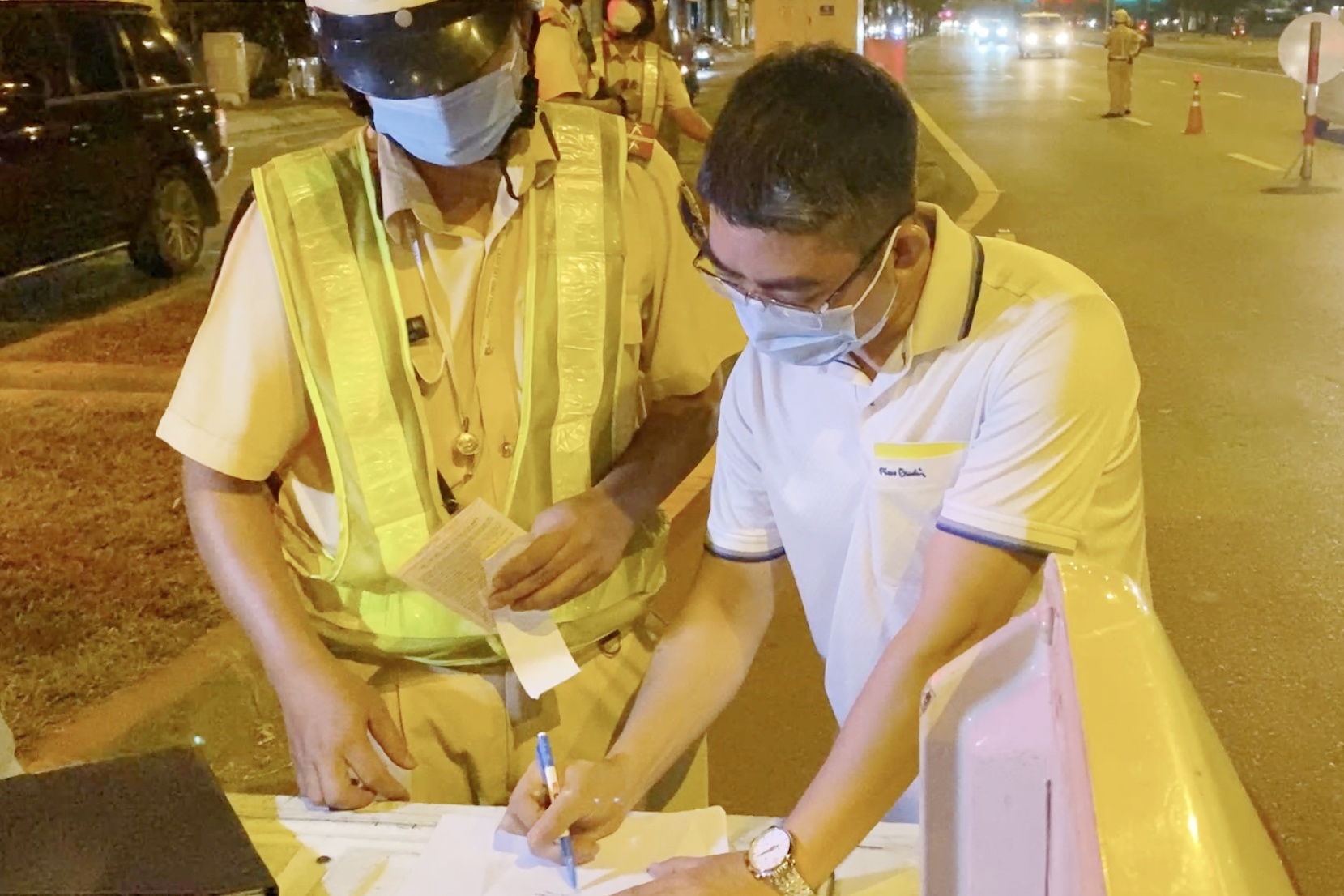 Tai xe bi phat 35 trieu dong vi uong ruou, bia khi lai xe hinh anh