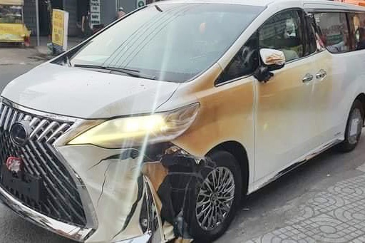 chay cua hang oto anh 1