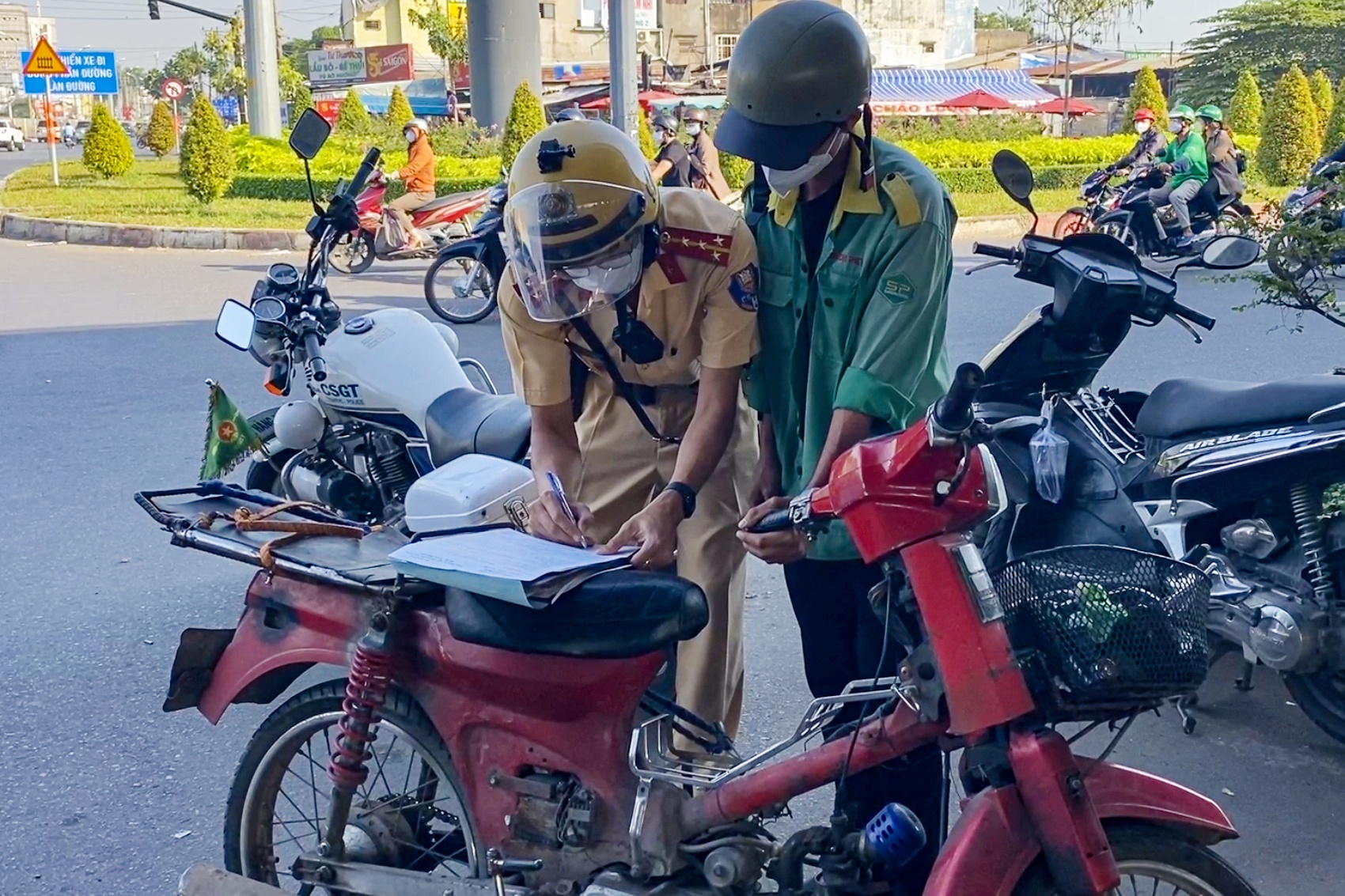 Nguoi giao gas phan tran khi bi CSGT TP.HCM giu xe hinh anh