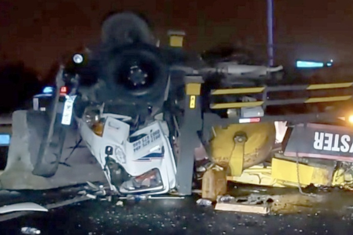 Xe tai lat ngua tren cao toc TP.HCM - Trung Luong hinh anh