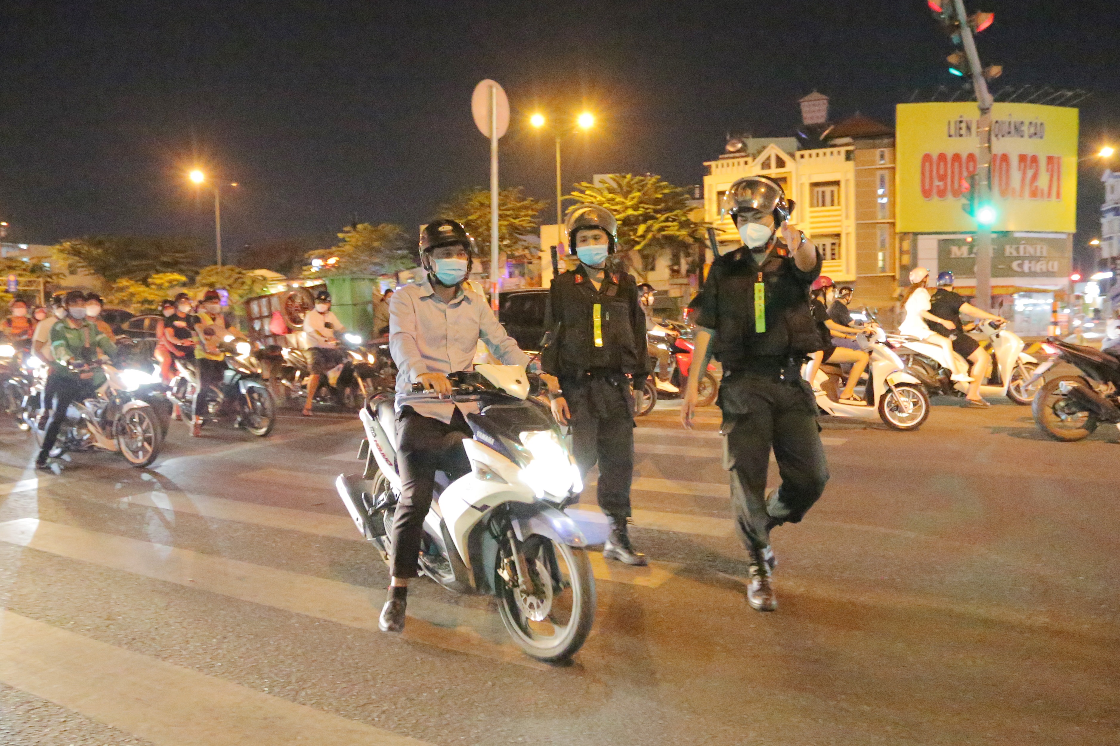 CSGT kiem tra nong do con anh 1