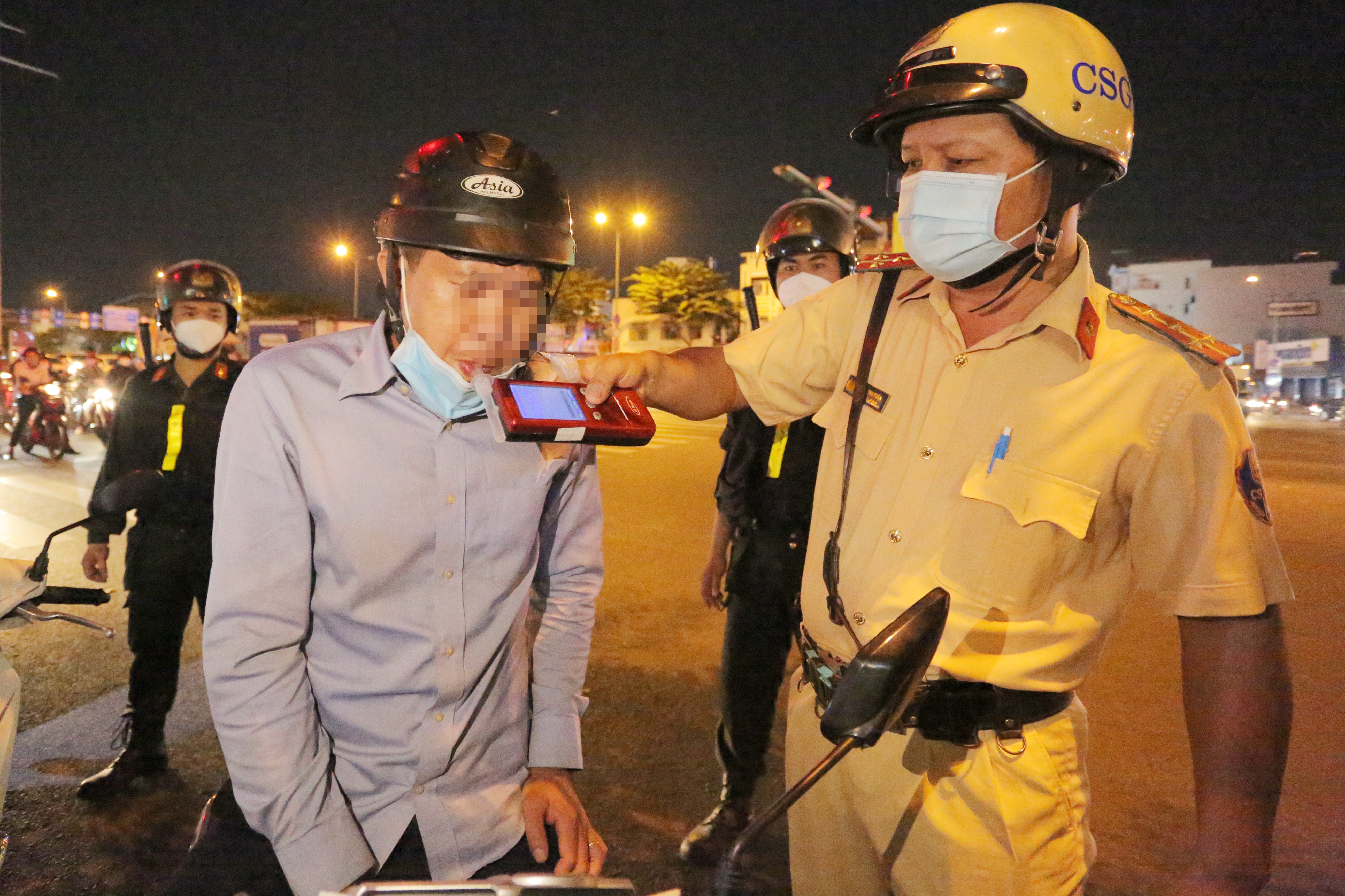 CSGT kiem tra nong do con anh 2