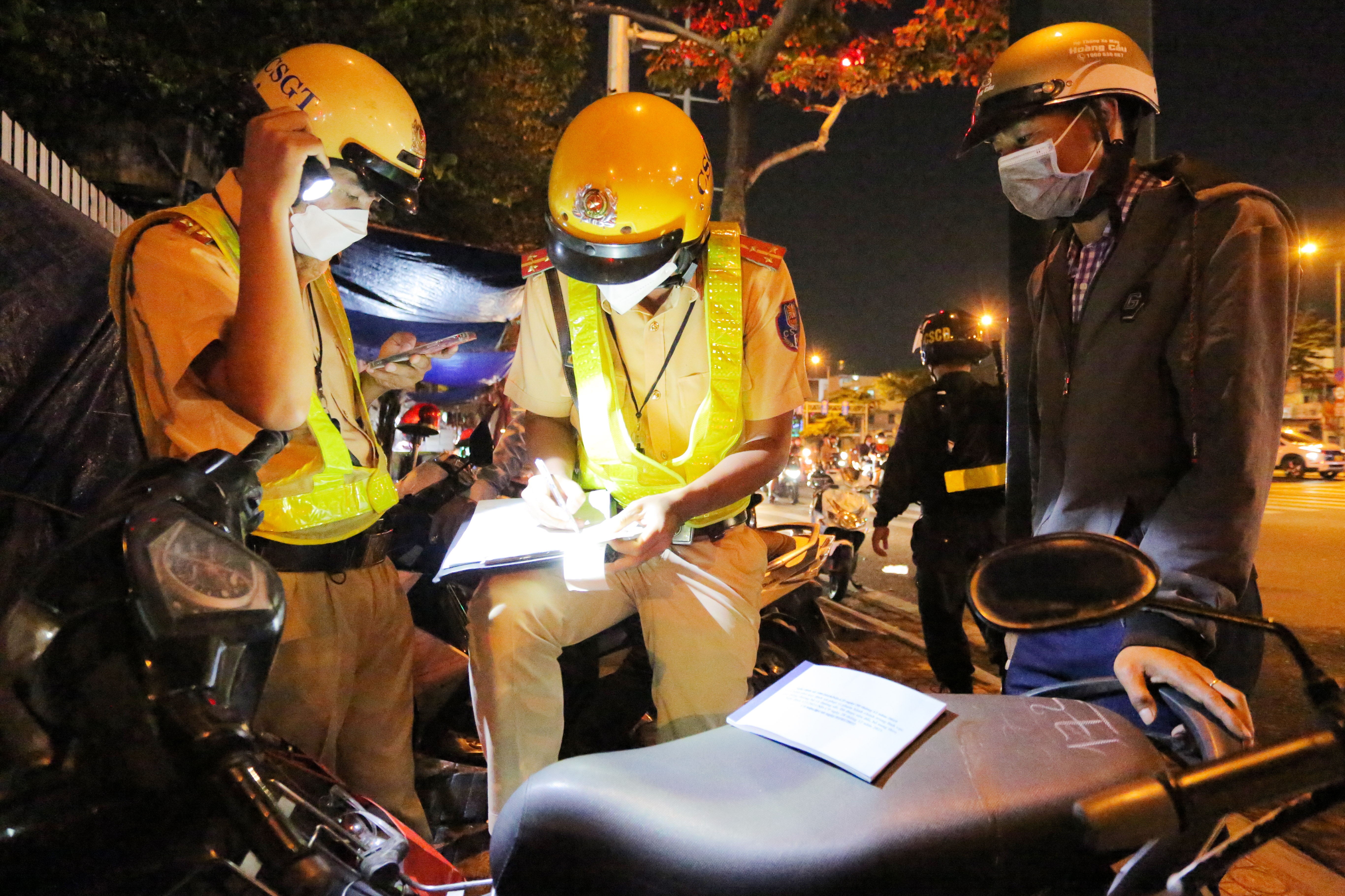 CSGT kiem tra nong do con anh 6