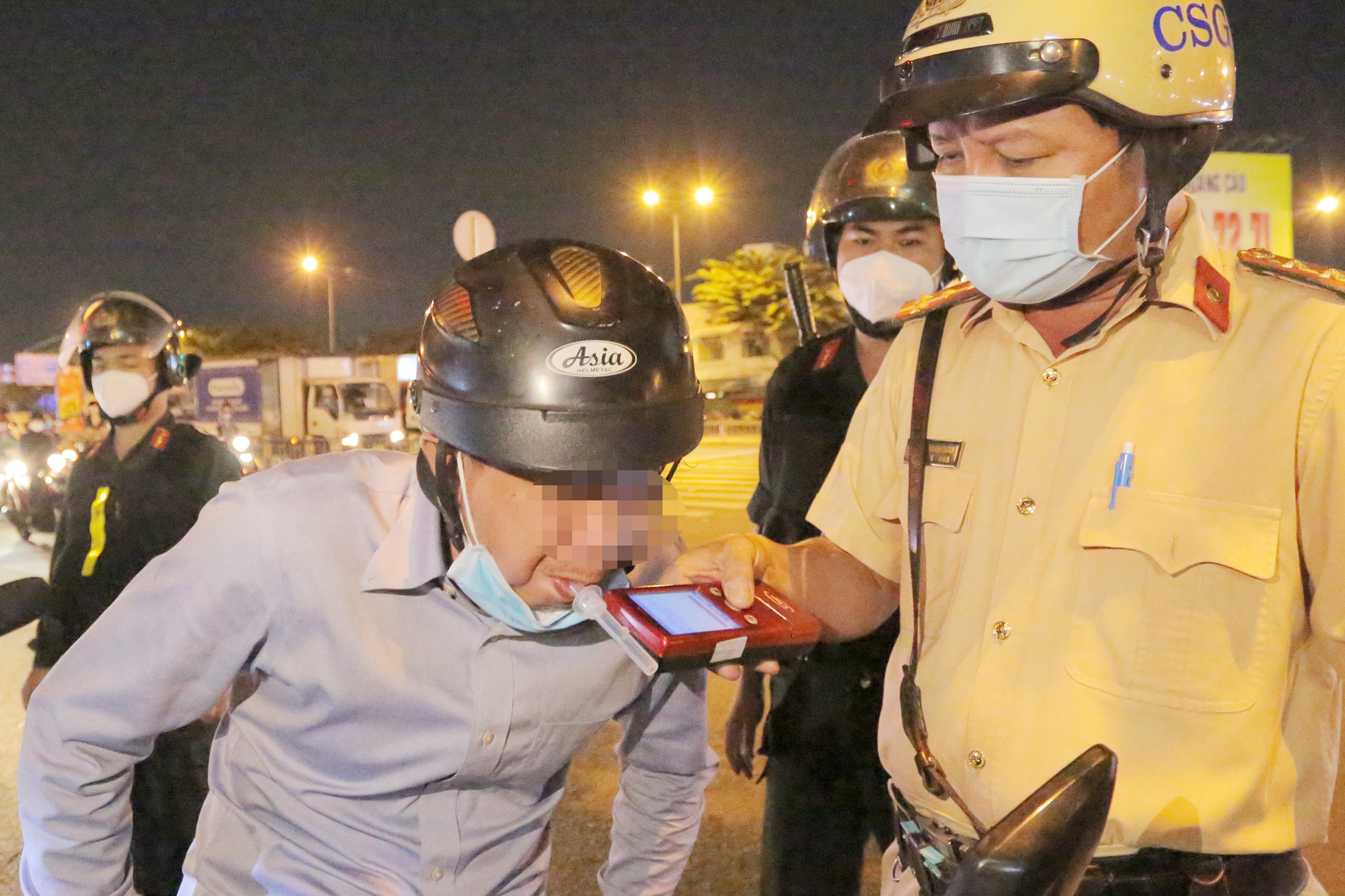 Sau khi uong bia, tai xe o TP.HCM bi phat 7 trieu dong hinh anh