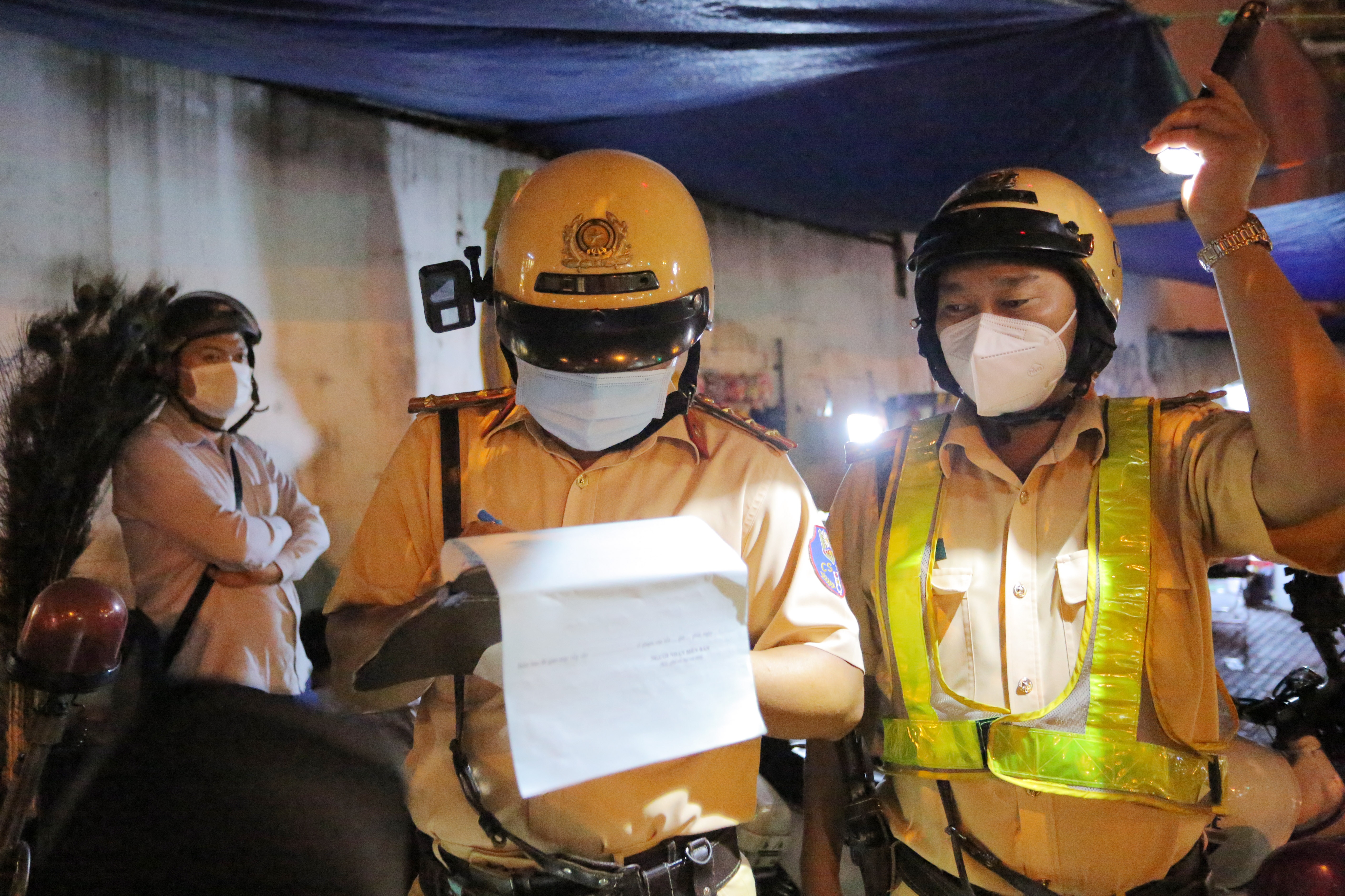 CSGT kiem tra nong do con anh 8