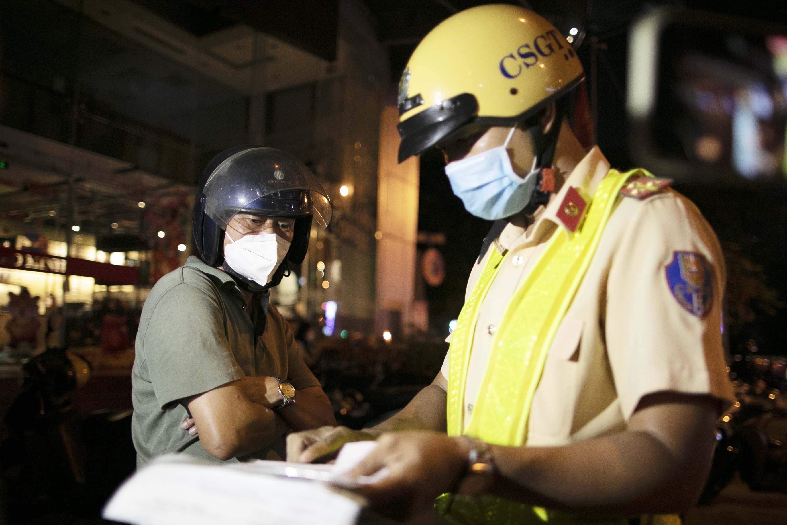 Tai xe khong ky bien ban khi bi CSGT TP.HCM kiem tra nong do con hinh anh