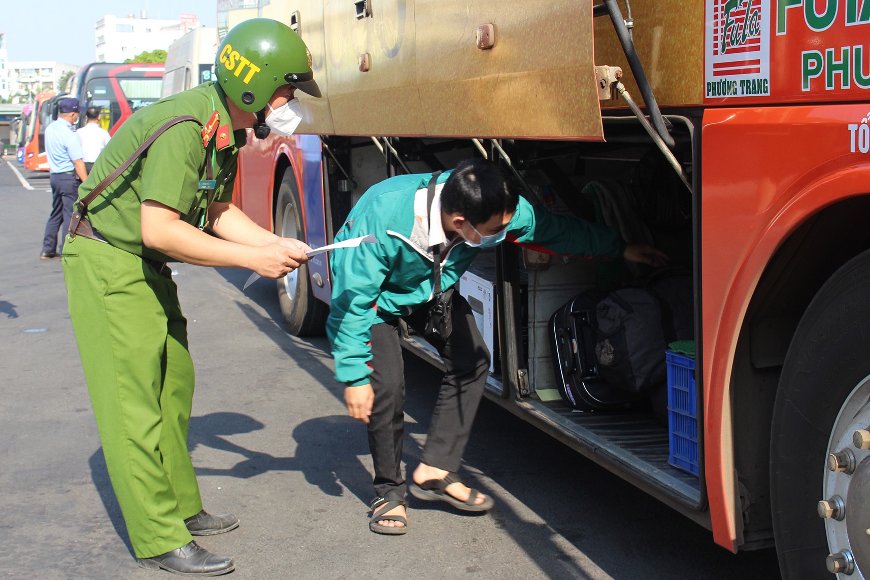 CSGT kiem tra nong do con, ma tuy voi cac tai xe o Ben xe Mien Dong hinh anh
