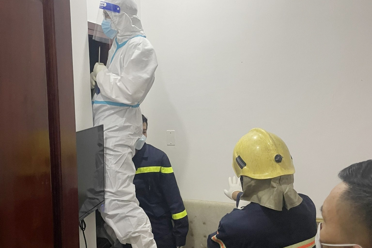 Roi thang may khach san o TP.HCM, mot nguoi bi thuong hinh anh