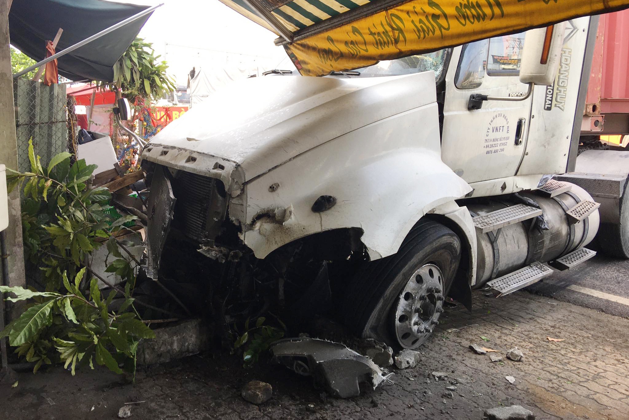 Xe container tong vao nha dan o TP Thu Duc hinh anh