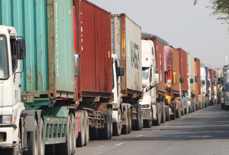 Xa lo Ha Noi un tac nghiem trong, tai xe xuong duong an com trua hinh anh