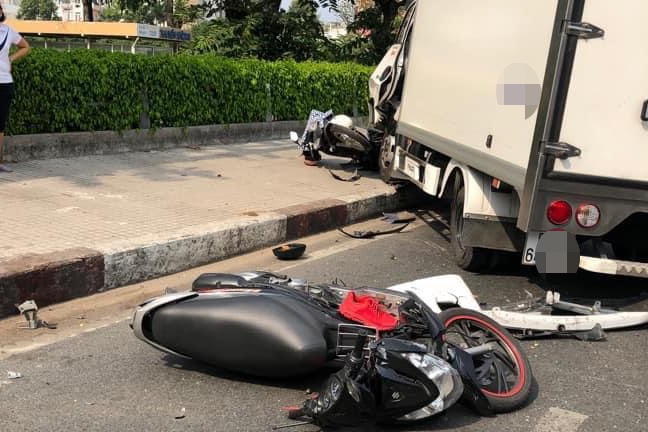 Oto tai huc vang dai phan cach, tong nhieu xe may o TP.HCM hinh anh