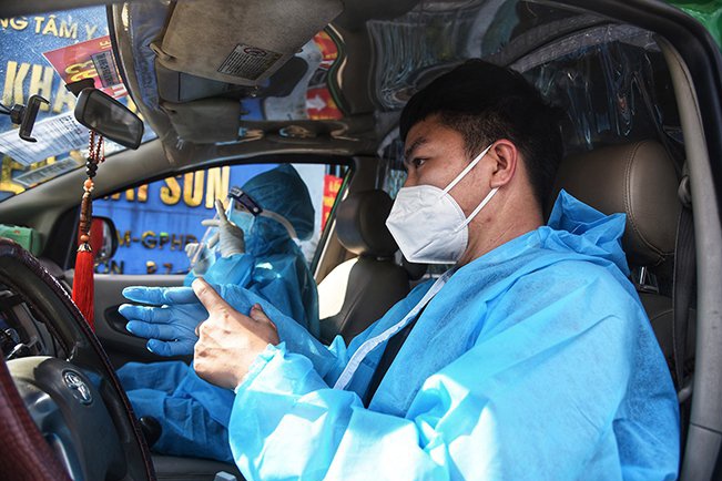 TP.HCM tri an cac tai xe 'cho benh nhan mac Covid-19 di tim su song' hinh anh