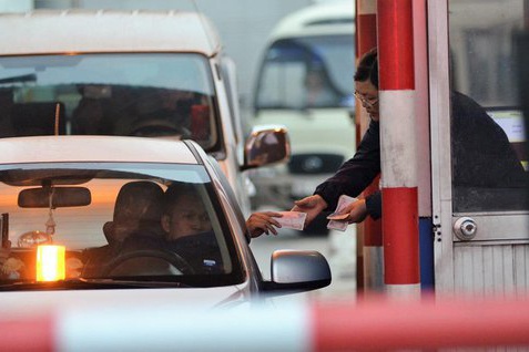 VEC-E giai thich viec dung keo thay tra tien du o tram thu phi hinh anh