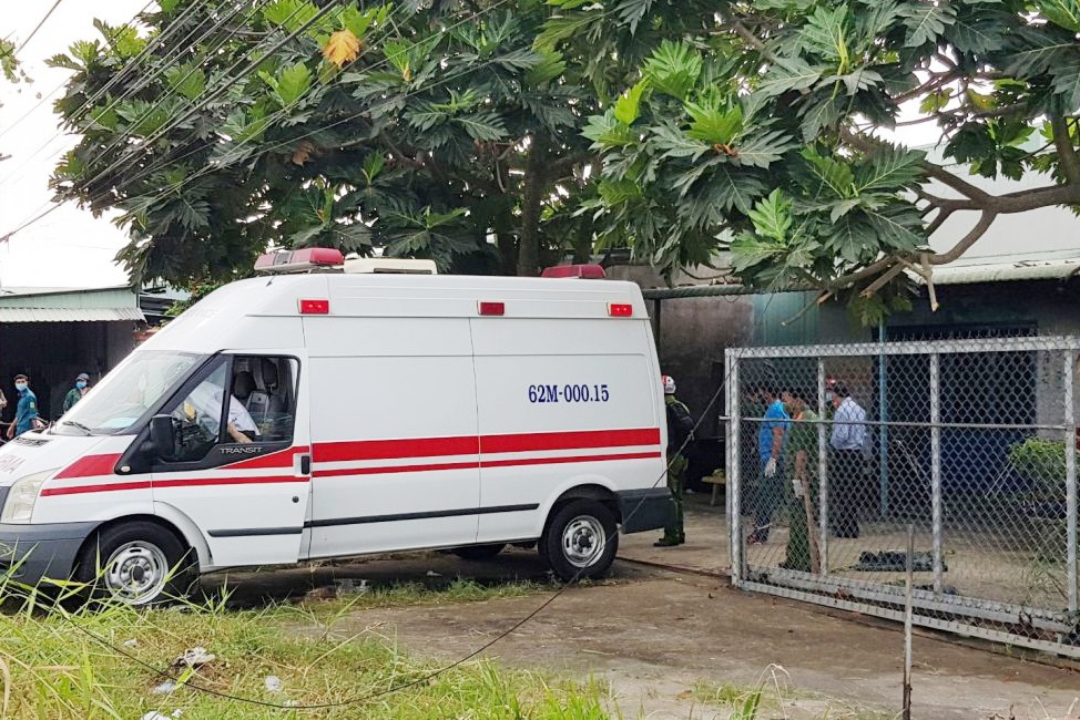 Thanh nien nghi ngao da cham lua dot nha nguoi quen hinh anh