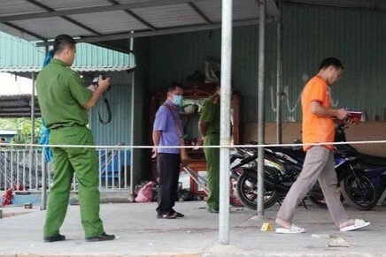 Nu nhan vien quan karaoke bi dam tu vong hinh anh