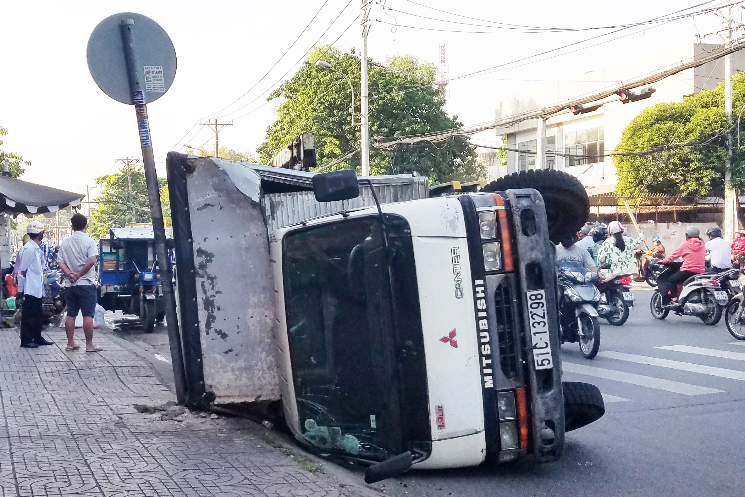 Xe tai bi lat o TP.HCM hinh anh