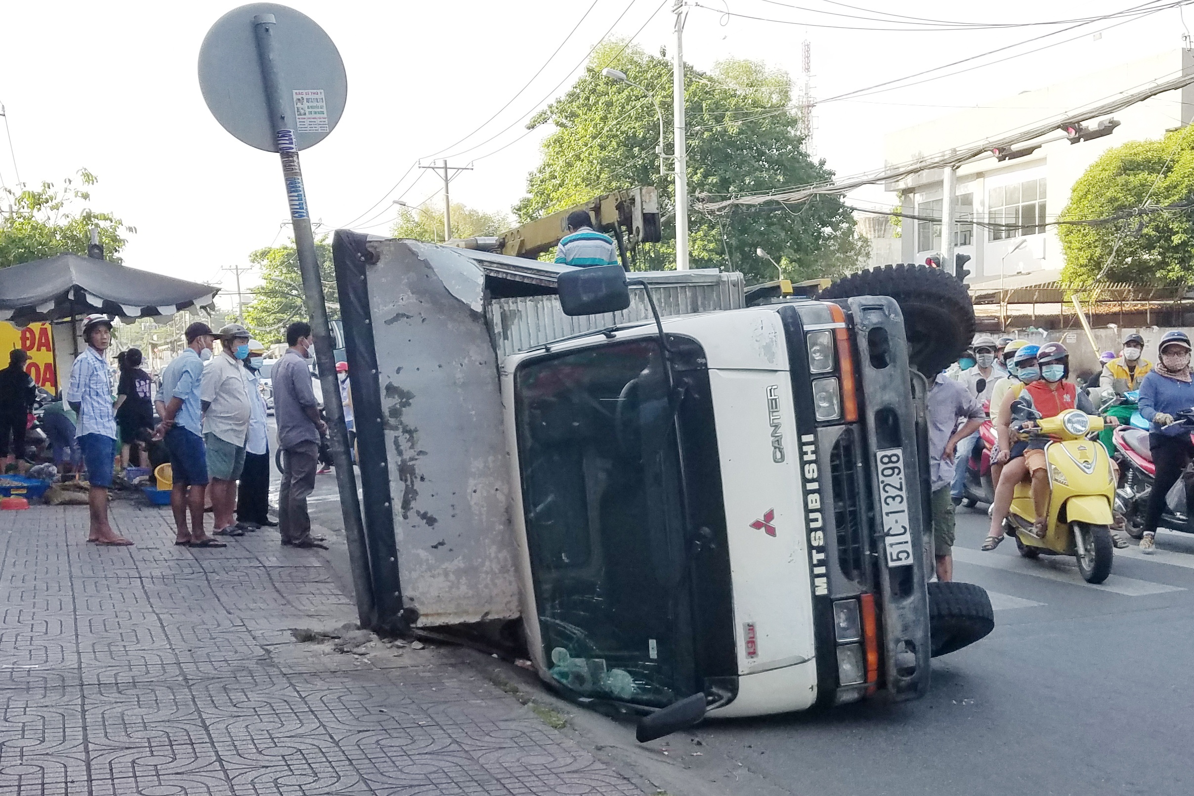 xe tai lat o TP.HCM anh 1