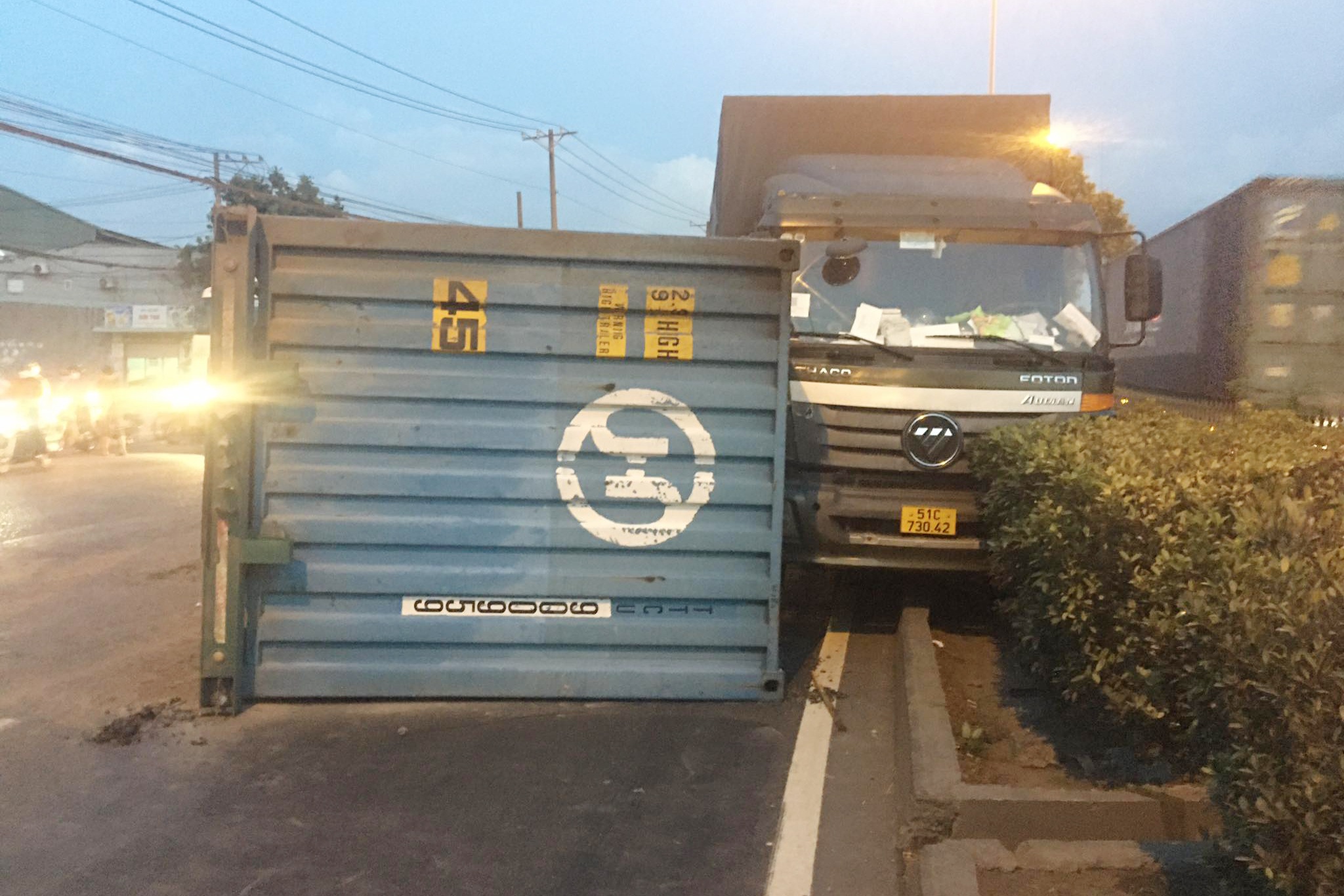 Thung container lat xuong duong, quoc lo 1 un tac 5 km hinh anh