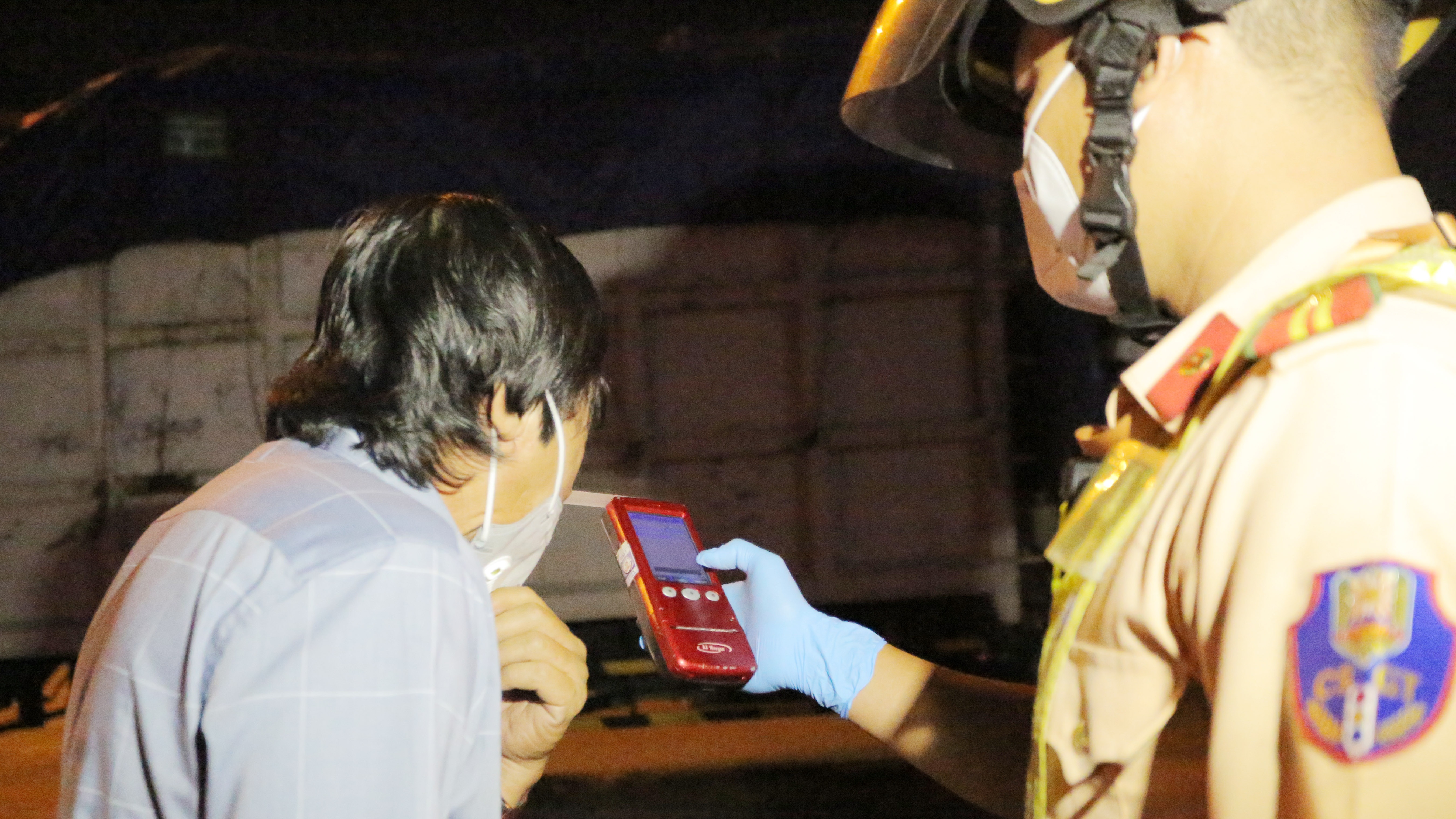 Kho tu choi uong bia, tai xe oto bi phat 35 trieu dong hinh anh