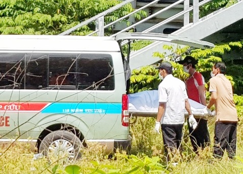 Cong an TP.HCM: Nam sinh deo ba lo chua 10 kg da, tu tu o song Sai Gon hinh anh