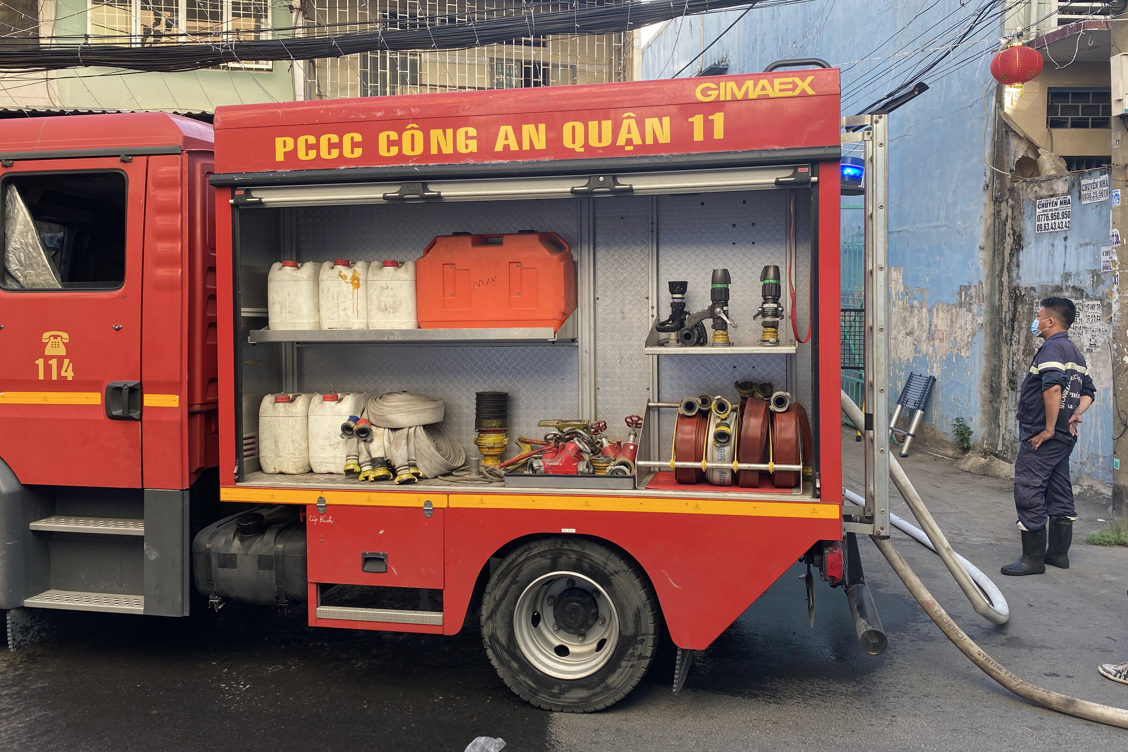 Chay trong hem o TP.HCM, nguoi dan leo len mai nha dap lua hinh anh