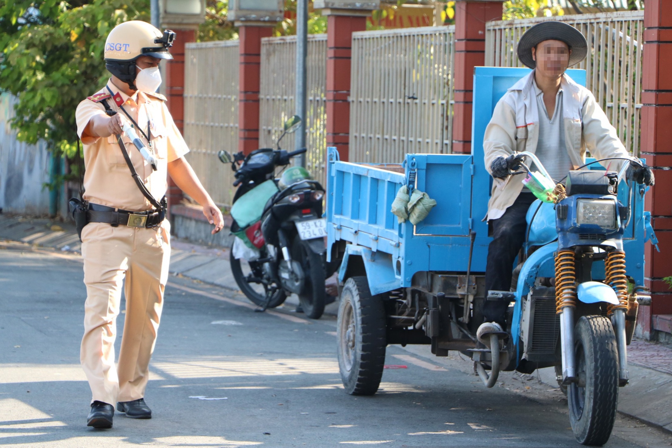 CSGT xu phat nhieu xe 3 banh chay vao trung tam TP.HCM hinh anh