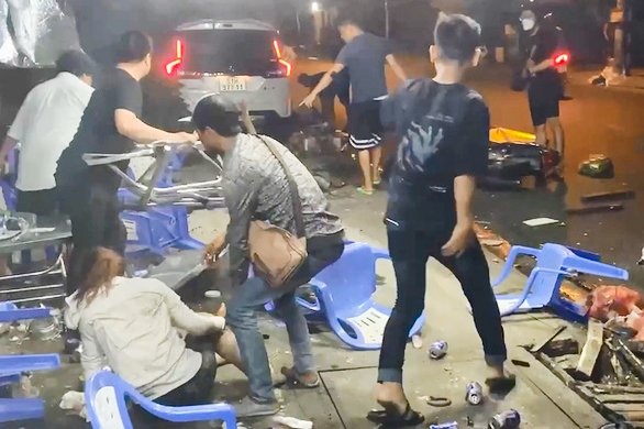 Oto 7 cho tong vao quan oc o TP.HCM, 3 nguoi bi thuong hinh anh