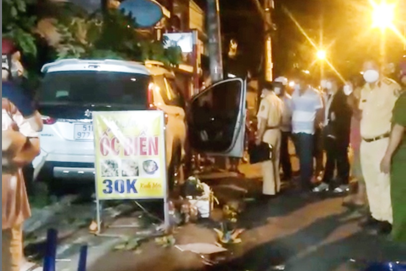 oto tong vao quan nhau anh 1