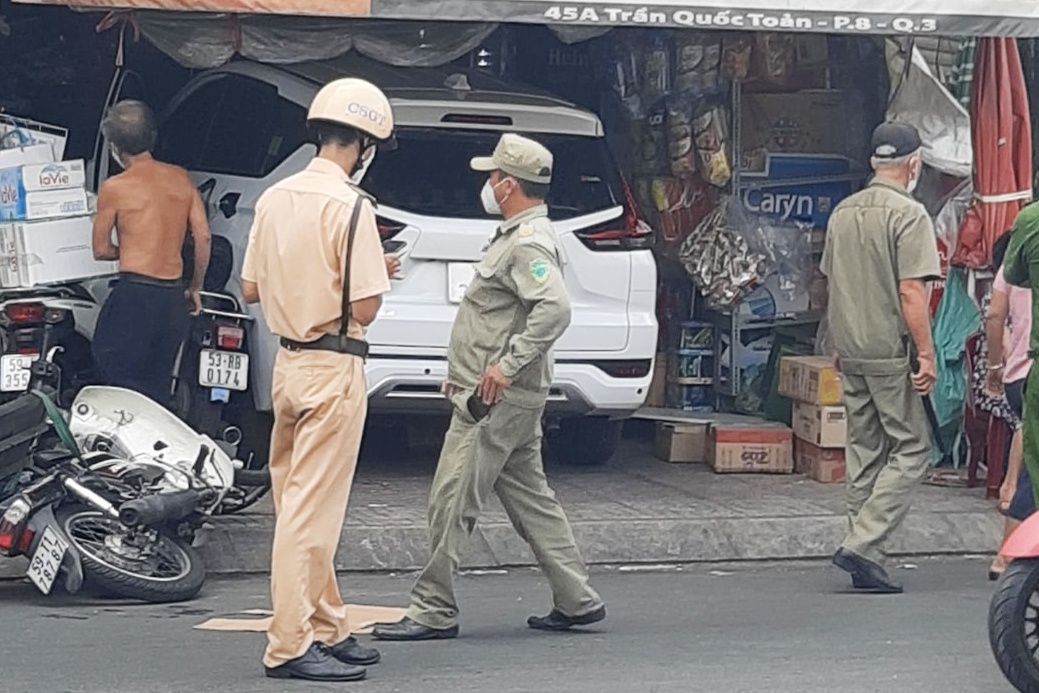 oto tong vao nha dan anh 1