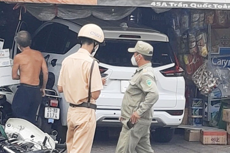 Xe 7 cho lao vao tiem tap hoa o TP.HCM hinh anh