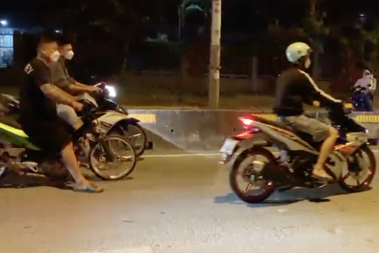 Gan 100 thanh nien tu tap dua xe trai phep o TP.HCM hinh anh