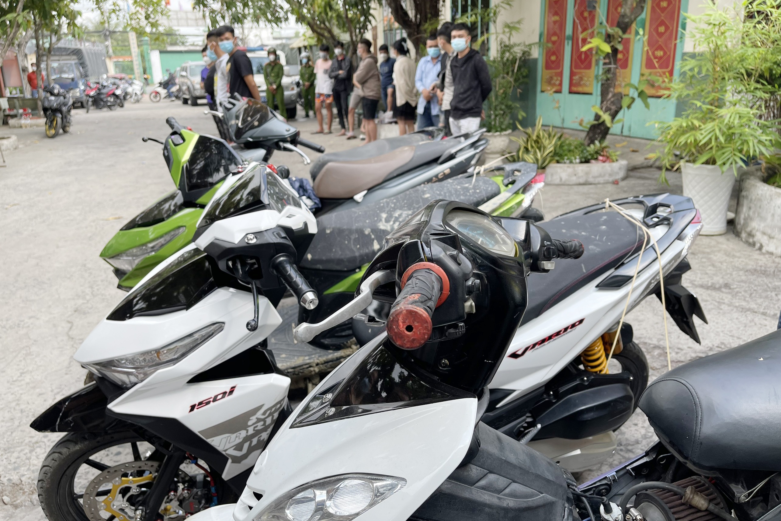 dua xe trai phep anh 1