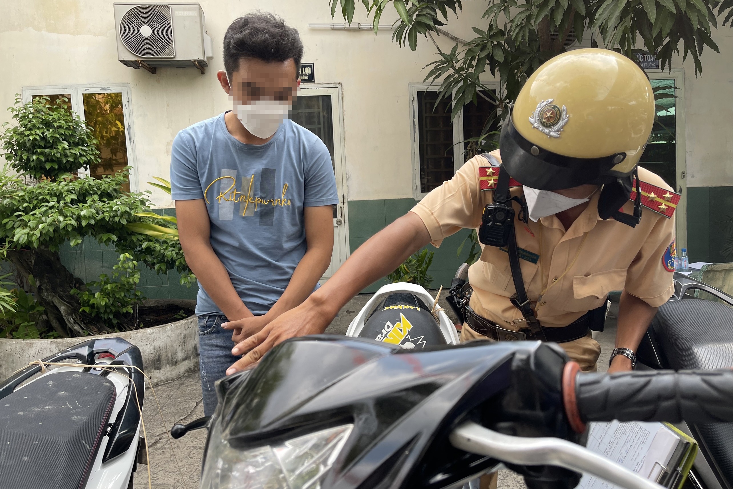 CSGT TP.HCM chan bat hang chuc 'quai xe' hinh anh